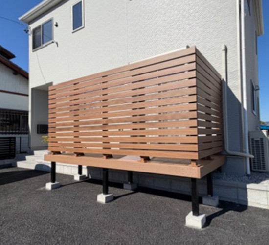 寛ぎの空間を叶えたリフォーム工事！ウッドデッキに目隠しフェンスを取り付けました
