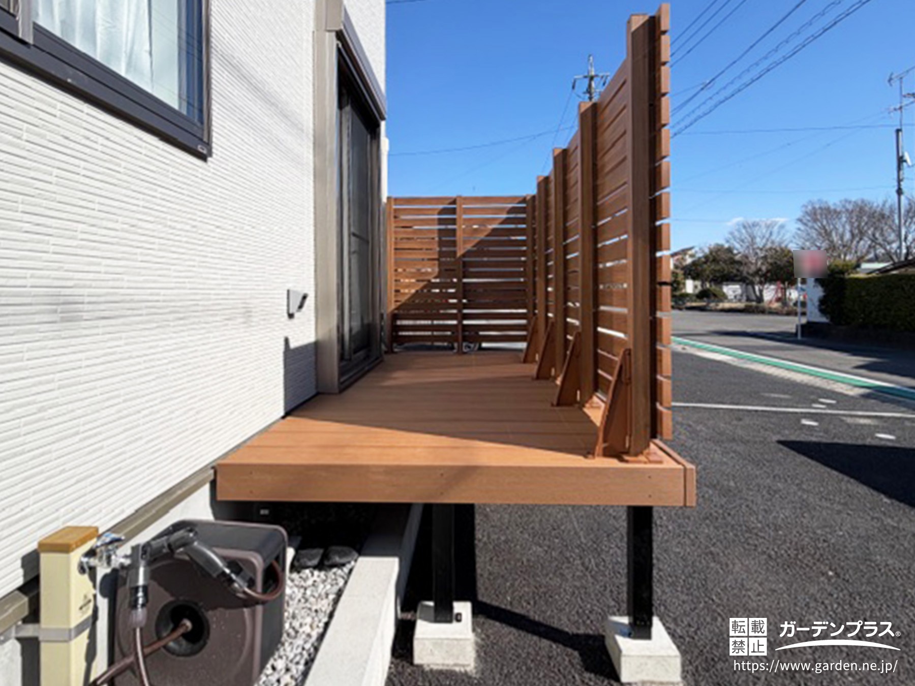 外からの視線が気にならないデッキ空間