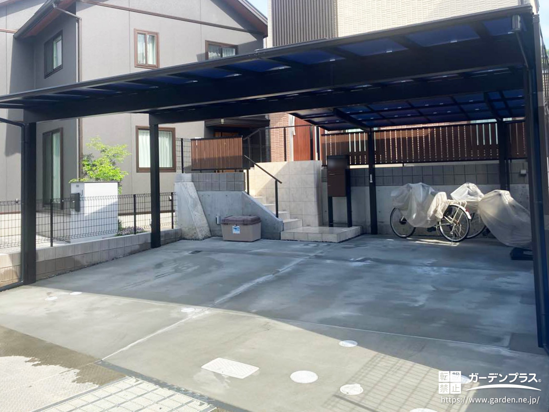 しっかりとした屋根で守られた駐車スペース