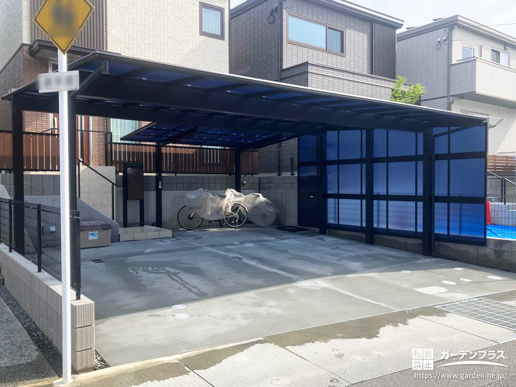 フラット屋根がスタイリッシュなカーポート