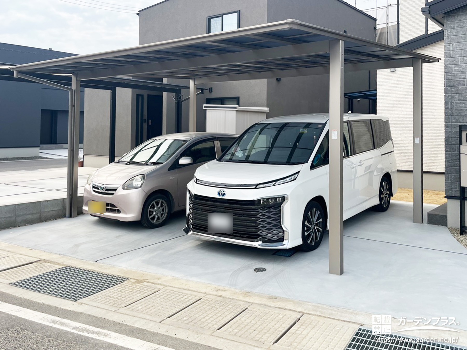 屋根付きで雨の日も快適な駐車スペース
