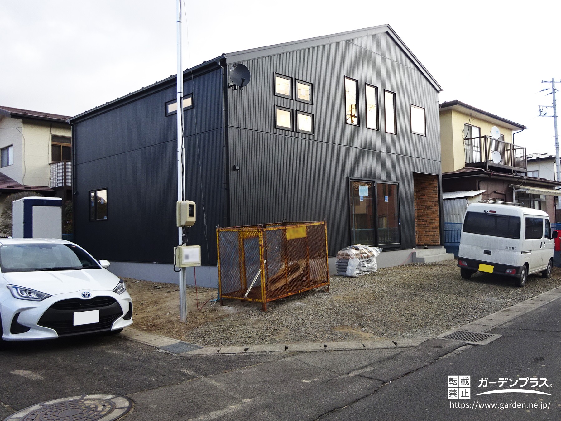 黒い外壁がおしゃれな角地のお住まい
