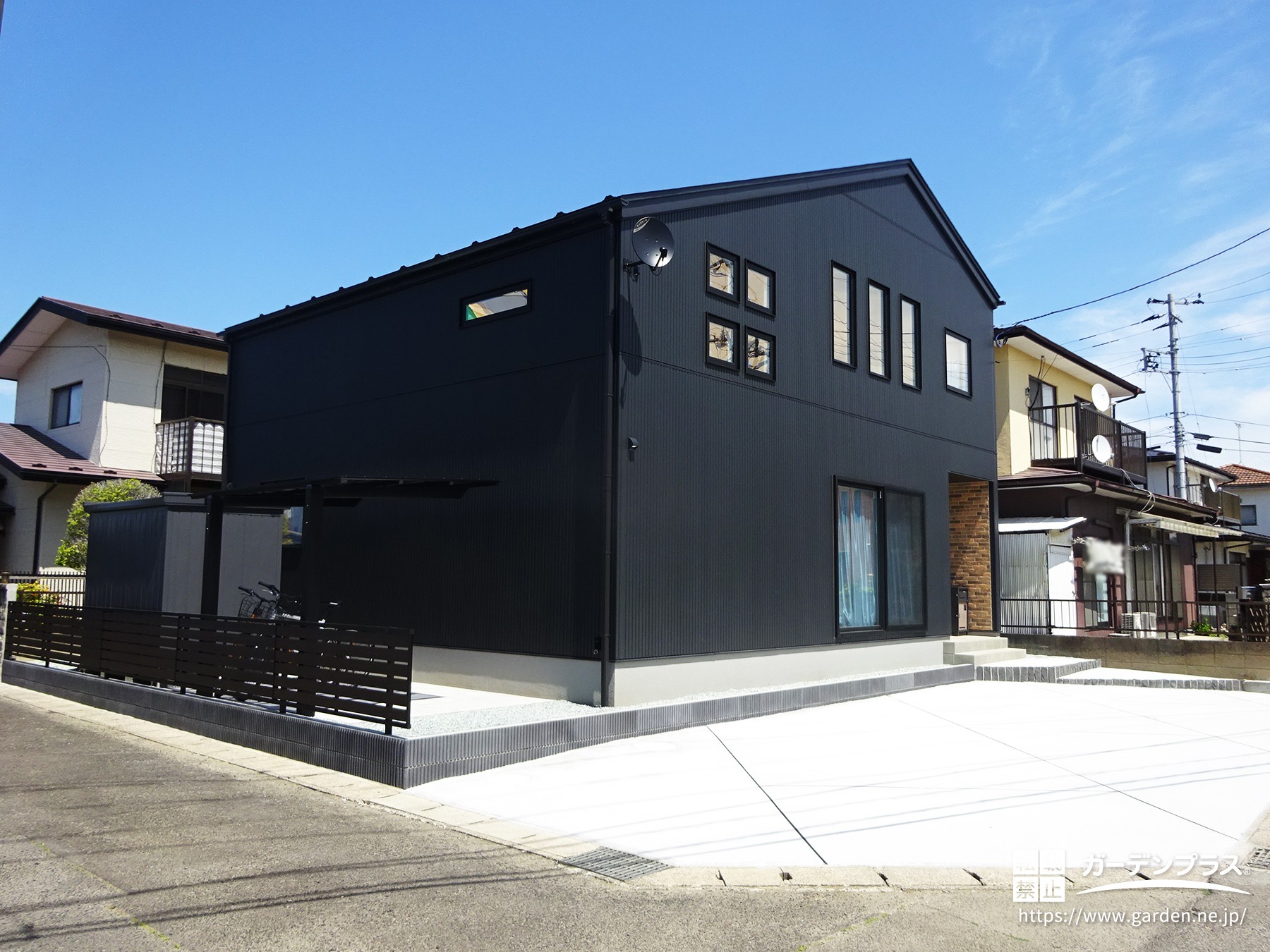 土留めで高低差を軽減した新築外構