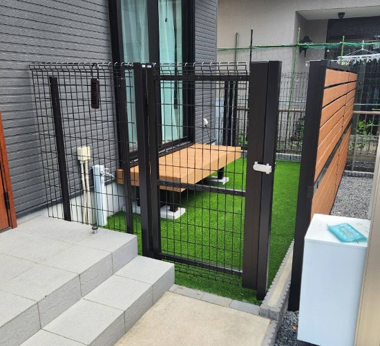 庭にドッグランを！人工芝で犬の足腰を守り、梅雨でも泥が気にならない快適な空間へのリフォーム工事
