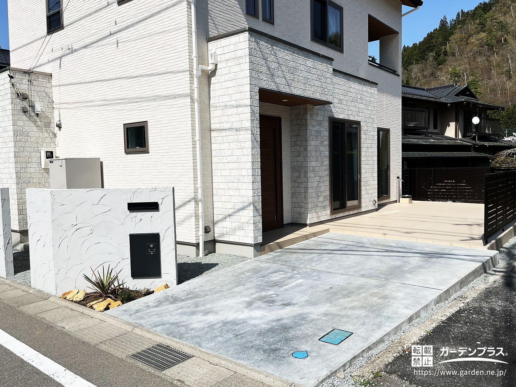 高低差を解消するスロープで施工した駐車スペース