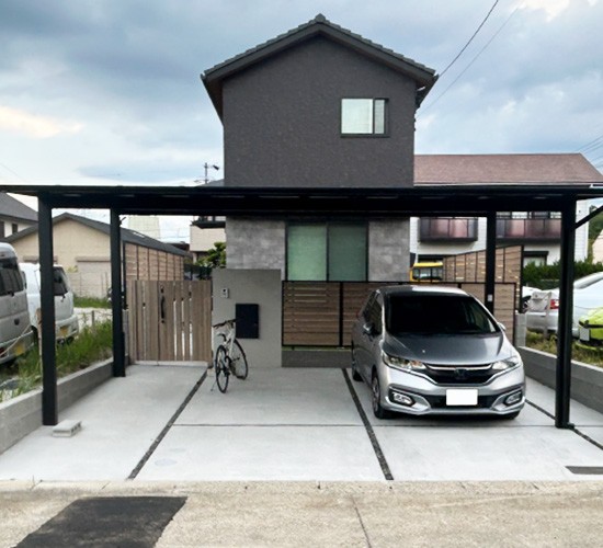 セミクローズ外構で防犯と美観を両立!木調フェンスで叶える「魅せる」新築外構施工例
