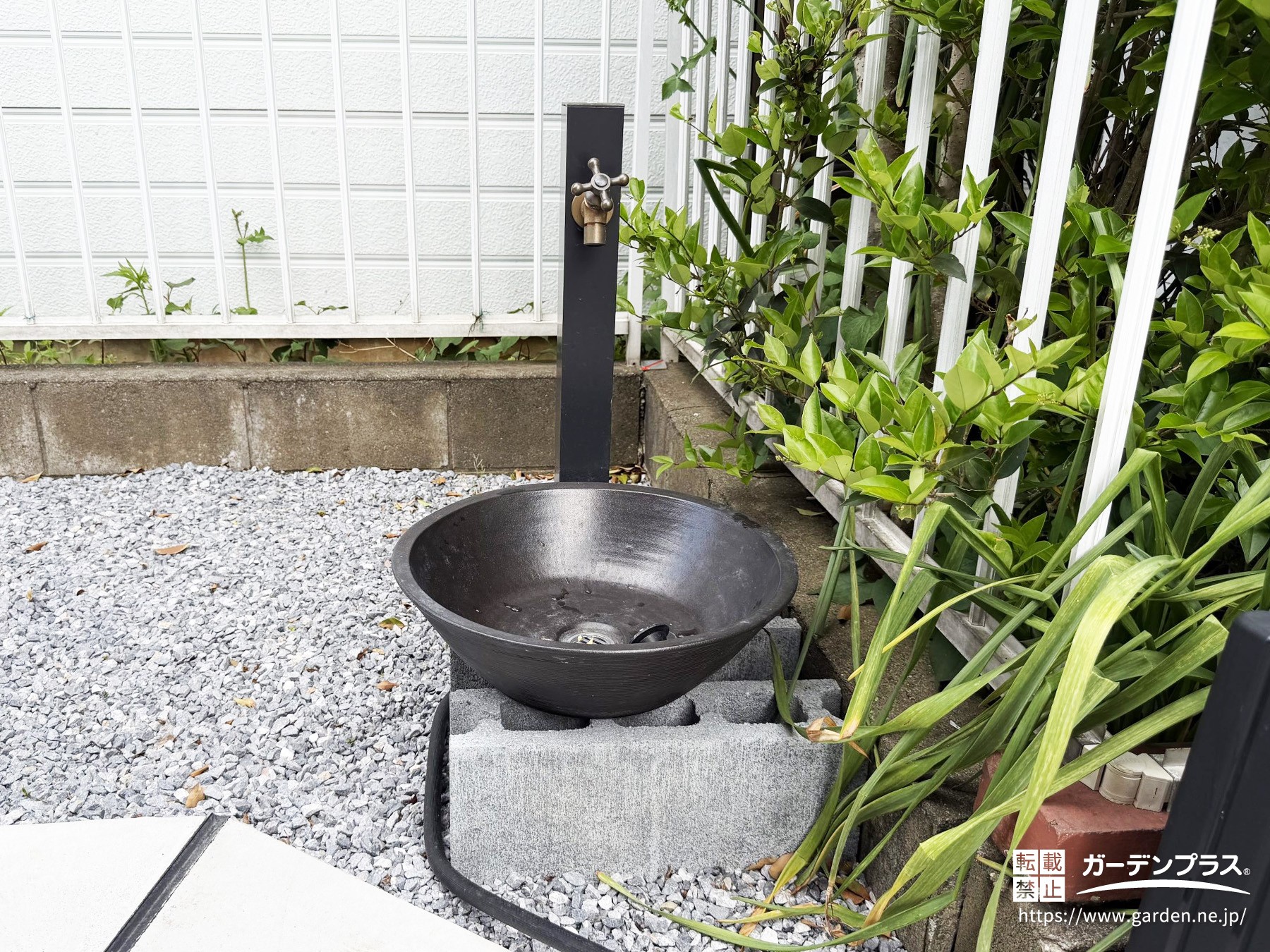 モノトーンでシックな立水栓