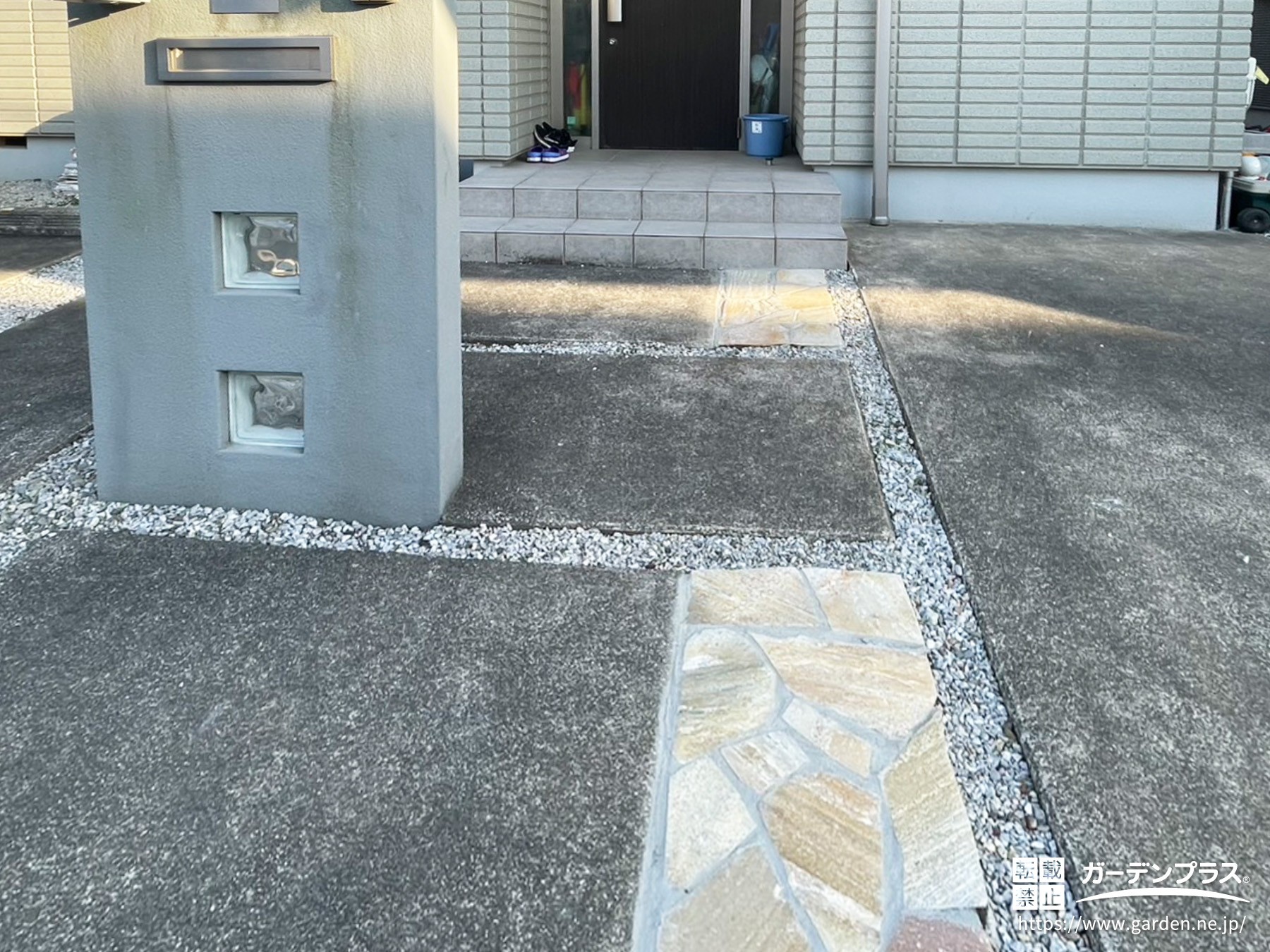 すっきり整えた玄関前