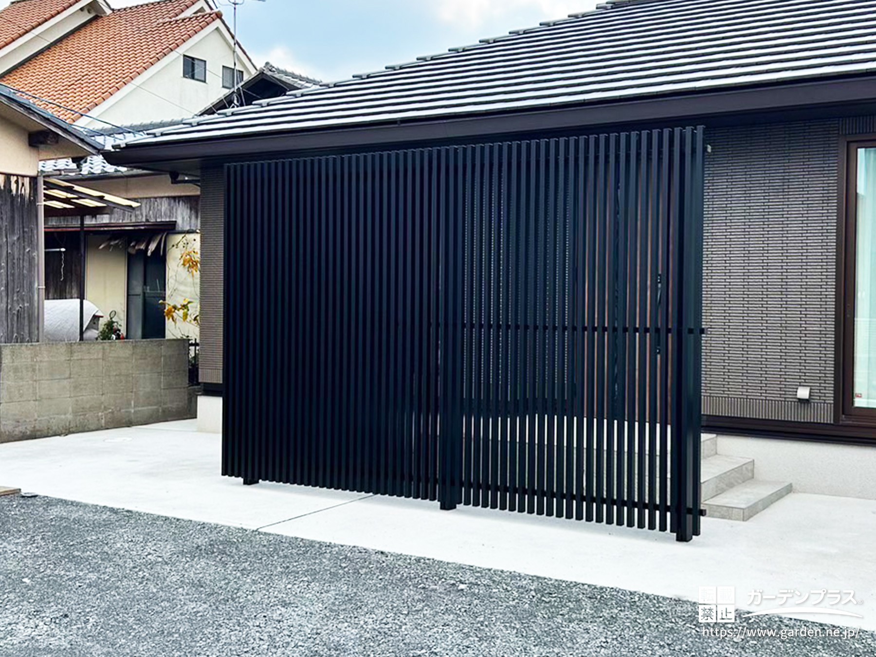 斜めからの目隠し性が高い縦格子フェンス