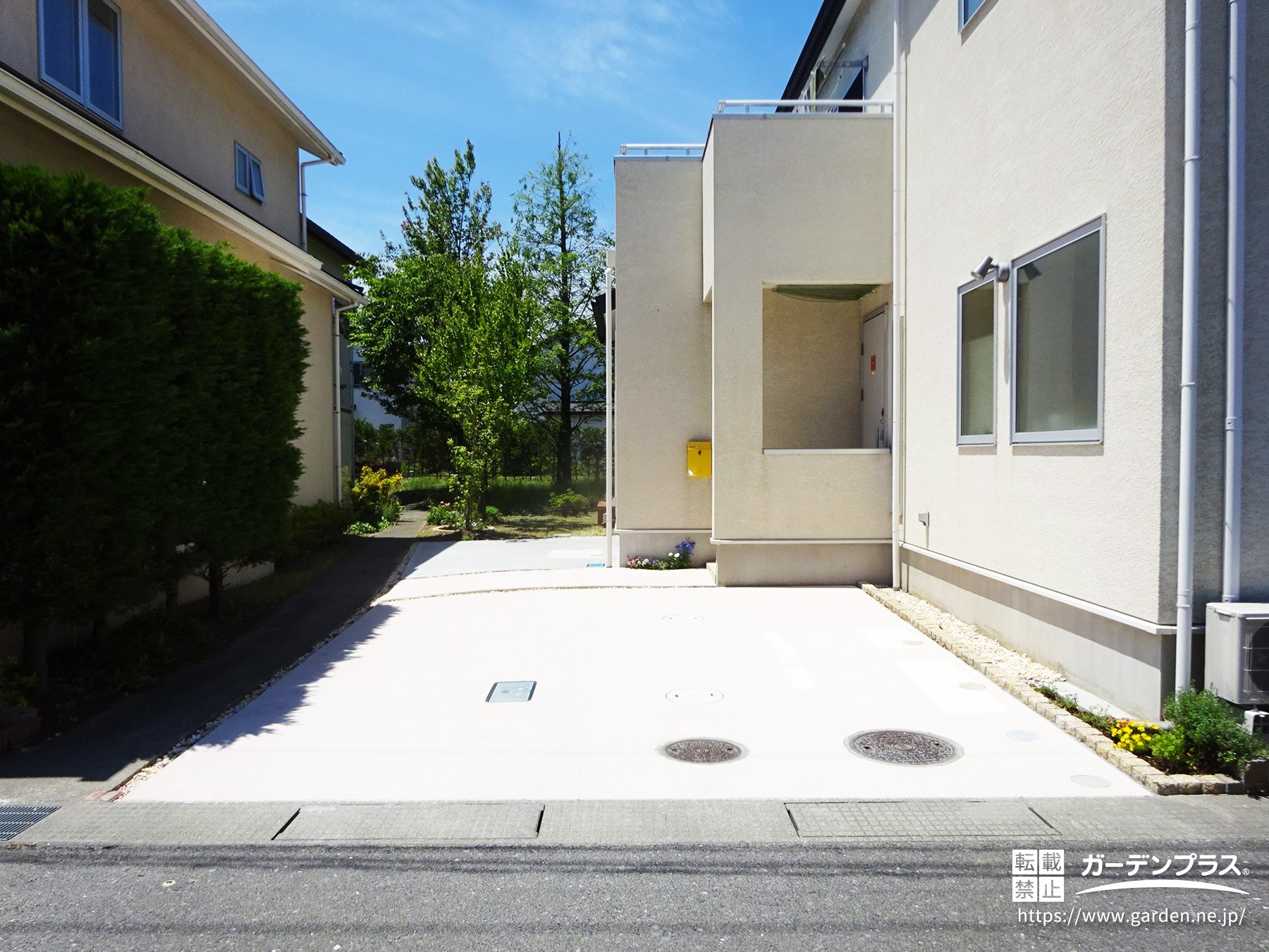 さくら色の「ラクランHG」で塗装したコンクリートの駐車場