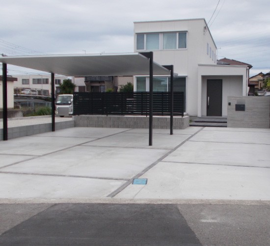 建物と美しく調和するモノトーン外構。品格漂う新築外構の施工例をご紹介