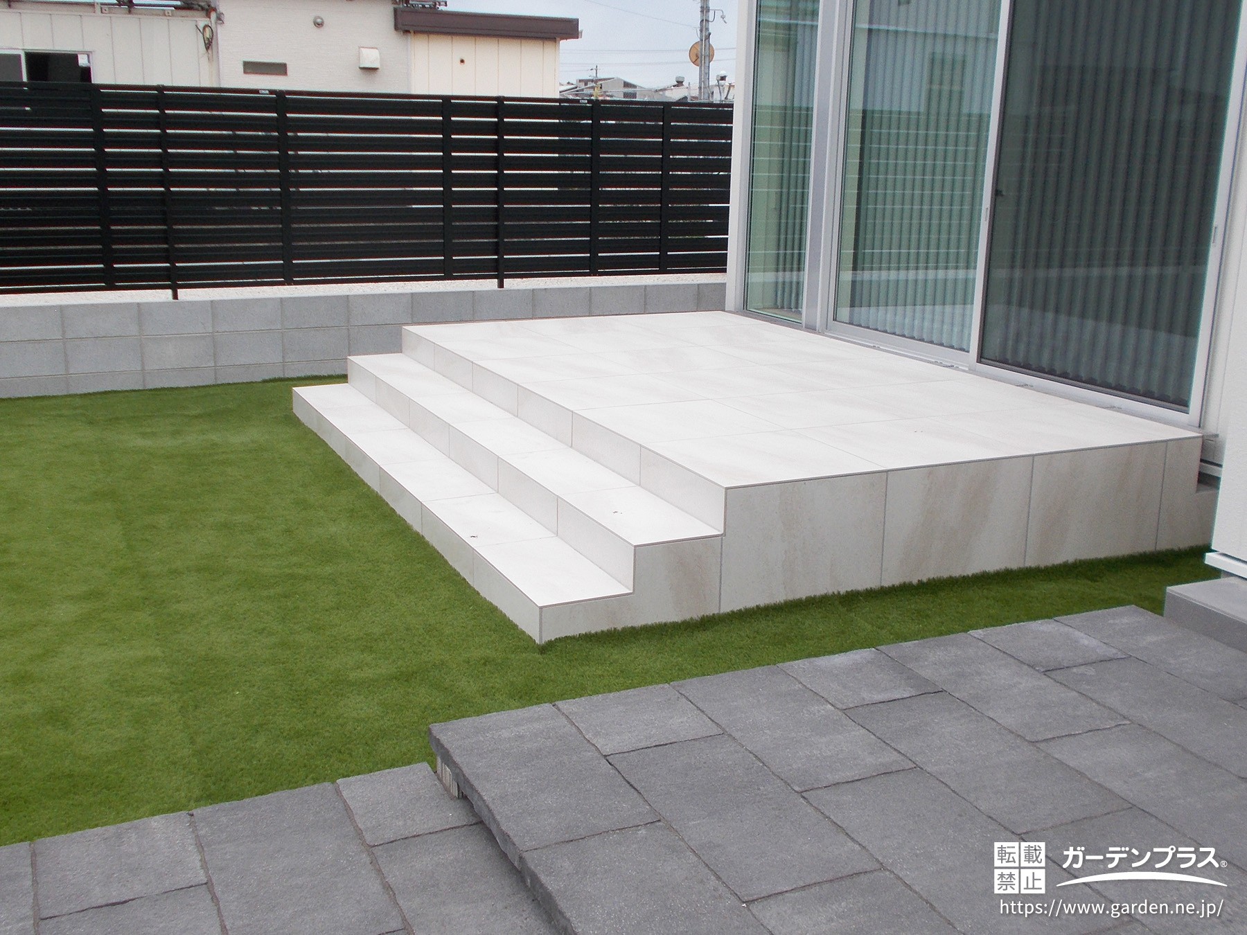 人工芝のお庭を楽しめるタイルデッキ