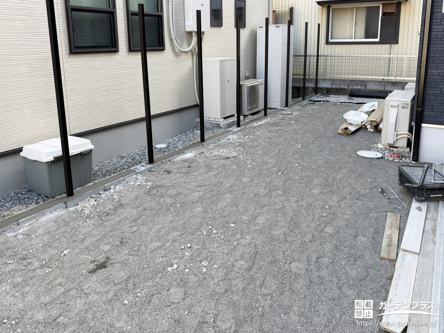 目潰し砂を敷き均したお庭