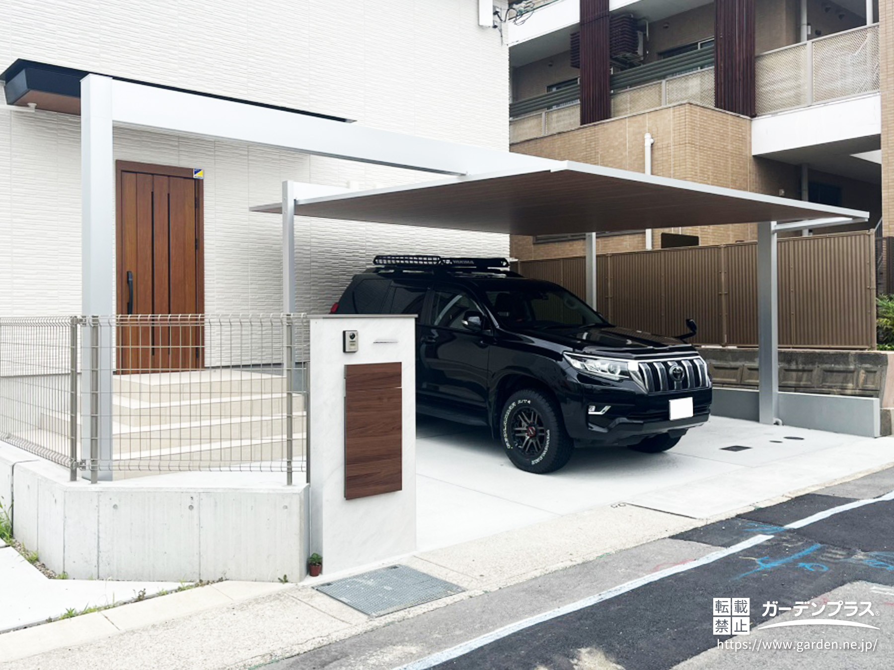 駐車スペースから玄関アプローチまでを繋ぐ梁延長したカーポート