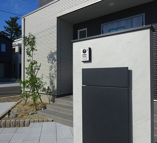 細長い玄関アプローチは直線・斜めラインでおしゃれに｜新築外構事例