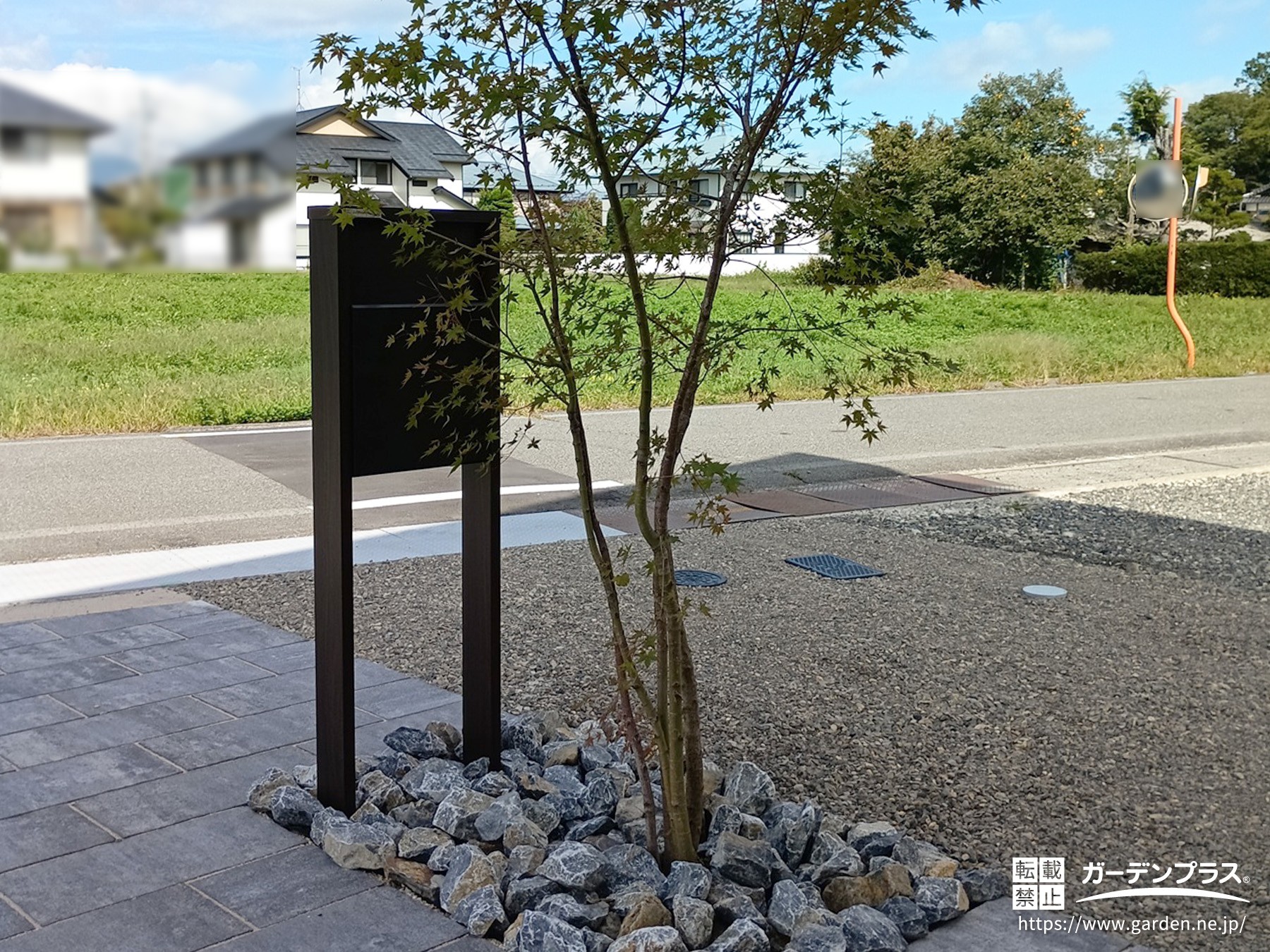 割栗石敷きの植栽スペース