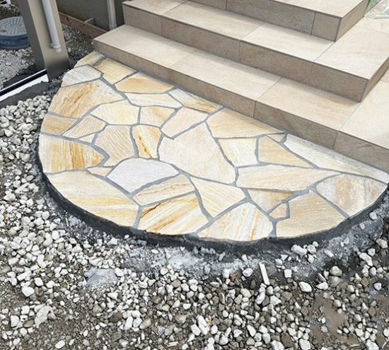 旗竿地でも明るくおしゃれな玄関へ!広々駐車スペース付きの新築外構施工例☆