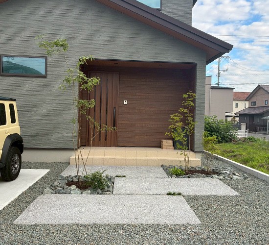 シンプルモダンな外構に仕上がりました！新築のお庭を素敵にデザインしませんか？