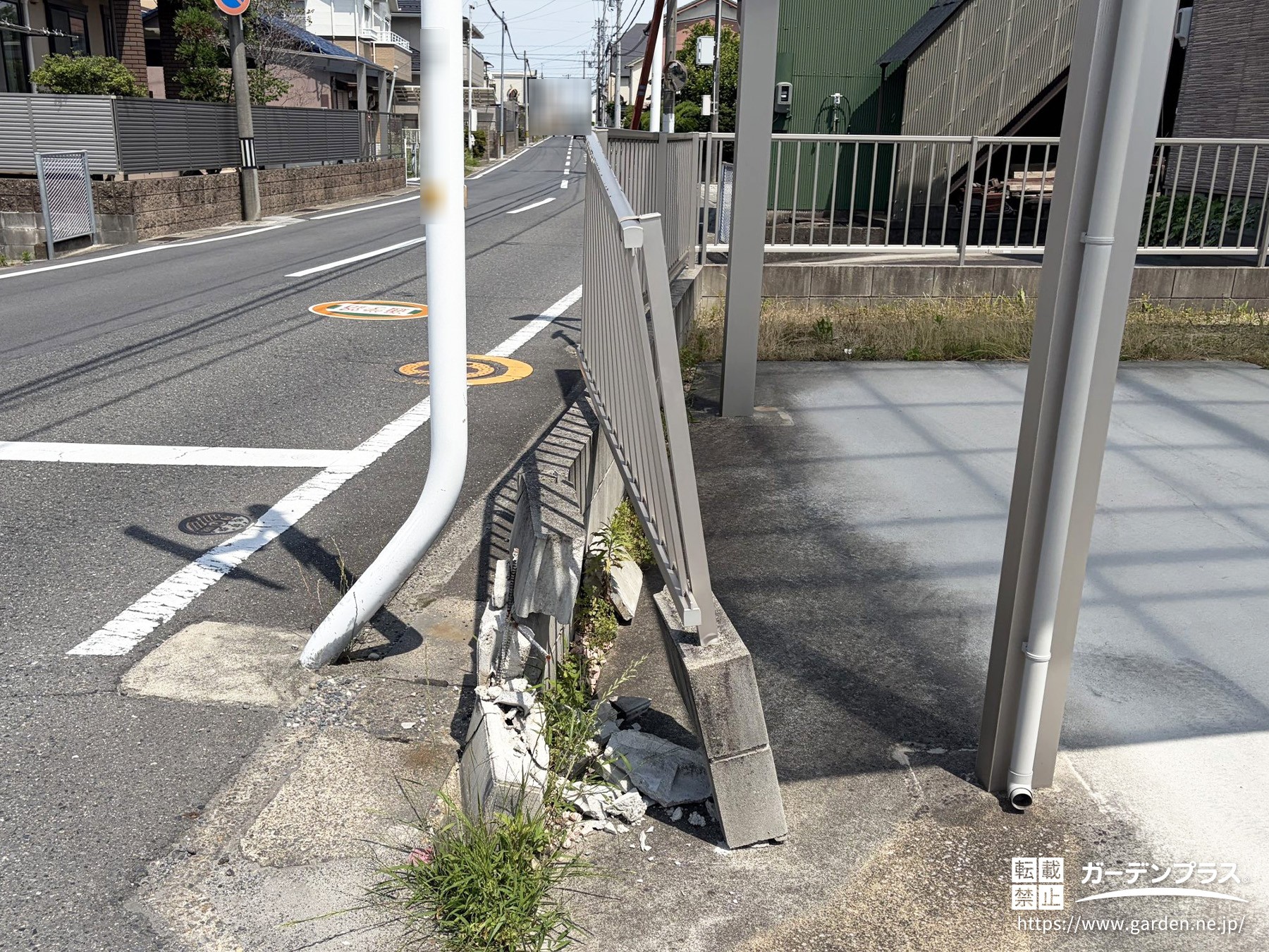 破損したブロック塀とフェンス