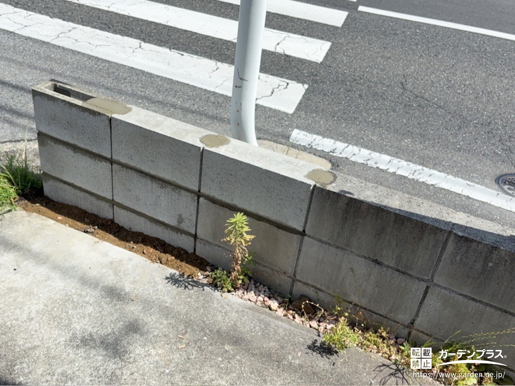 新しく積みなおしたブロック塀