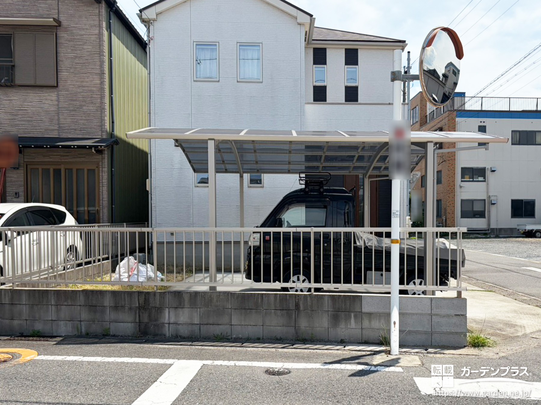 すっきりと境界を区切る縦格子フェンス