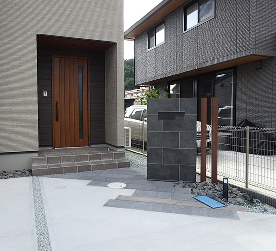 普通の外構じゃ物足りない！玄関まわりを斜めのラインでおしゃれに仕上げた新築外構