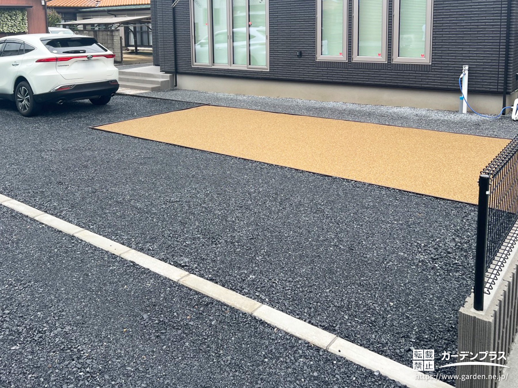 砂利敷きの駐車スペース