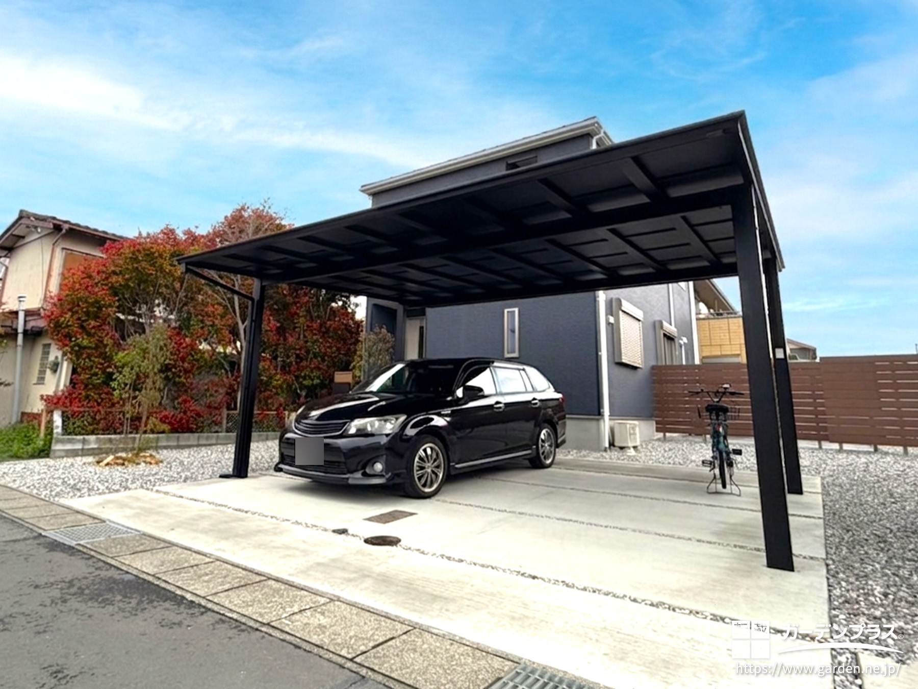 スタイリッシュなカーポートを設置した駐車スペース