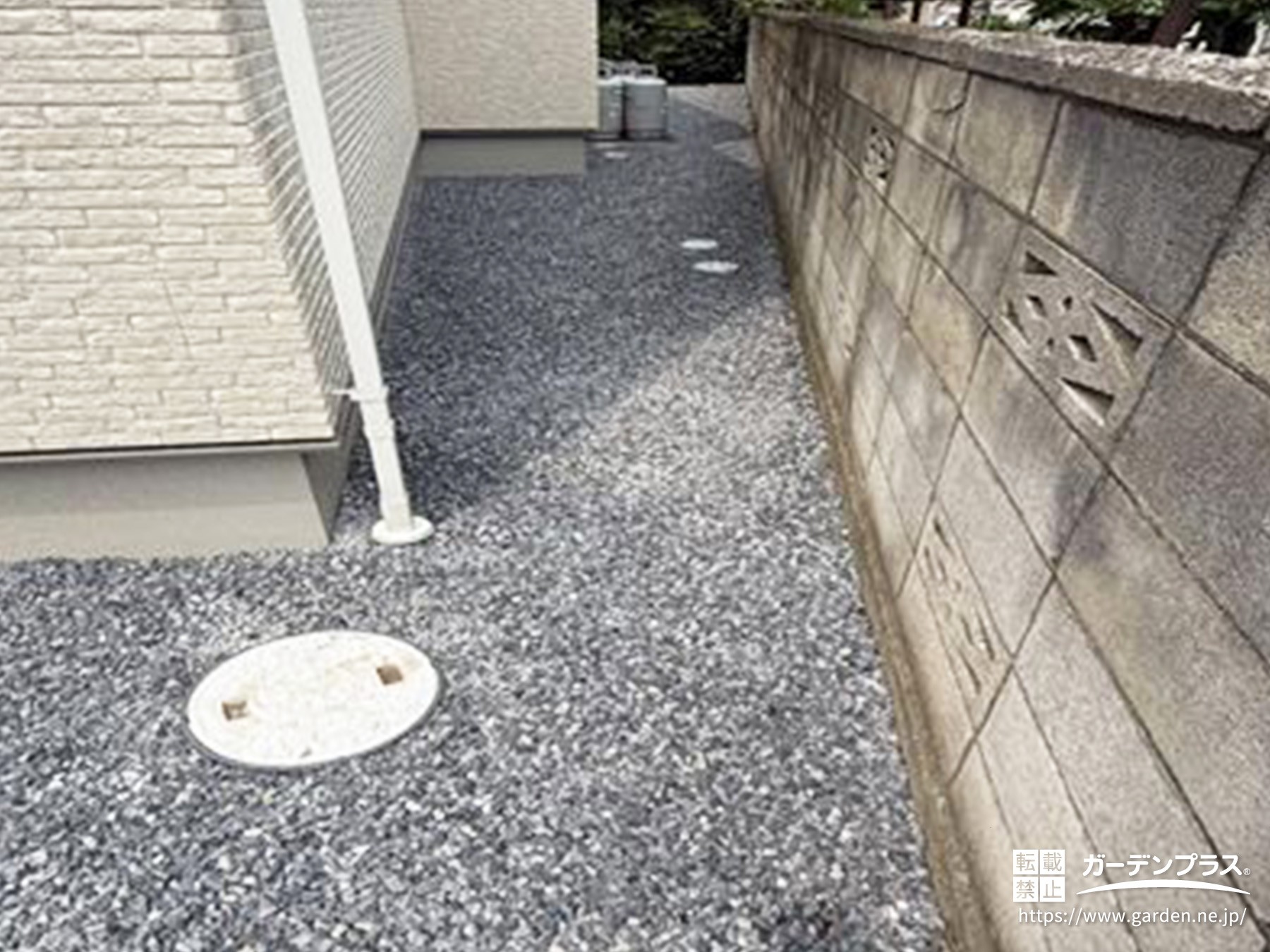 防草シートと砂利で雑草対策をした犬走り