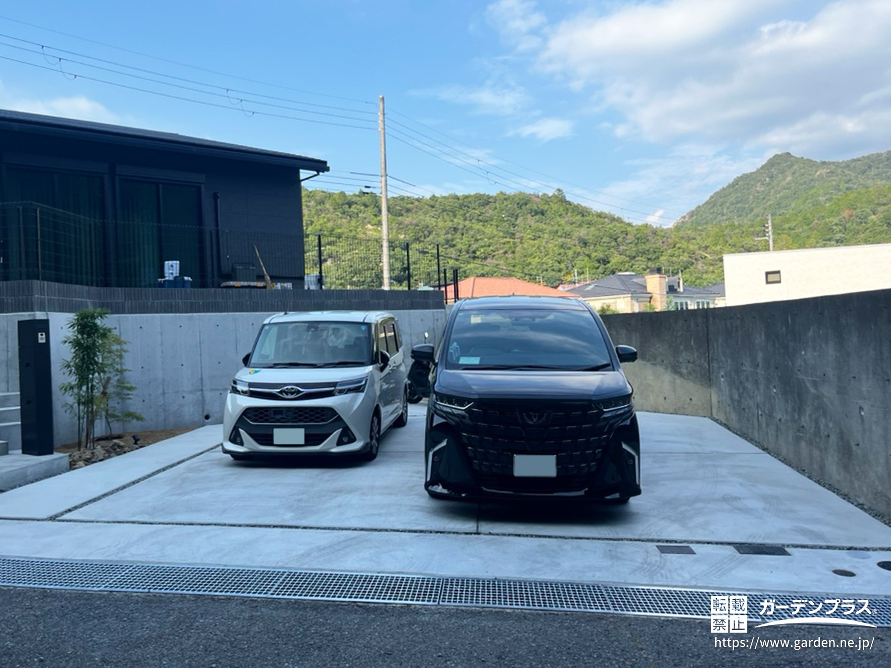 スリットのアクセントがおしゃれな駐車スペース