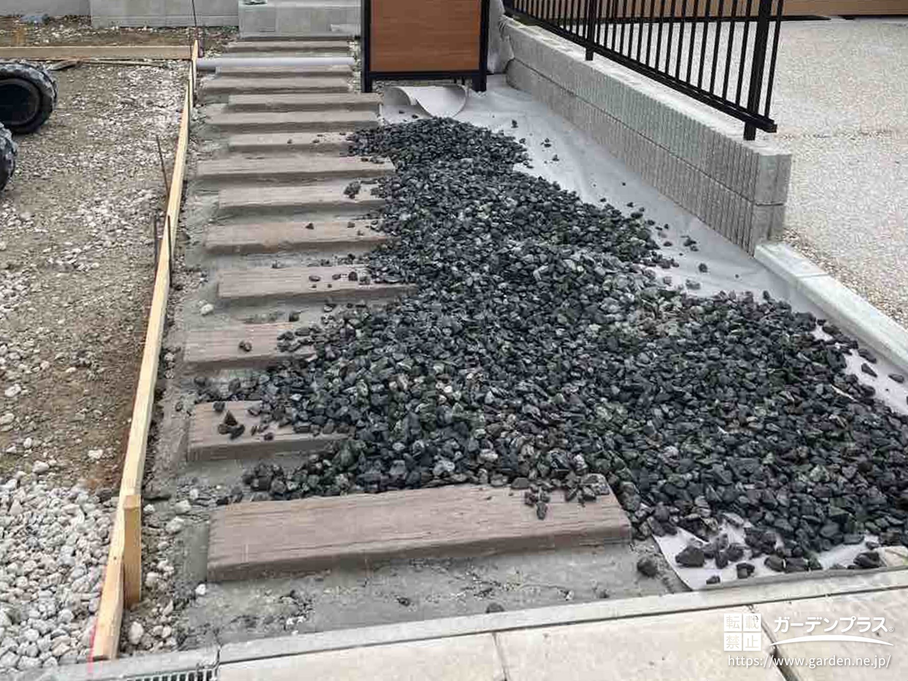 アプローチの砂利敷き