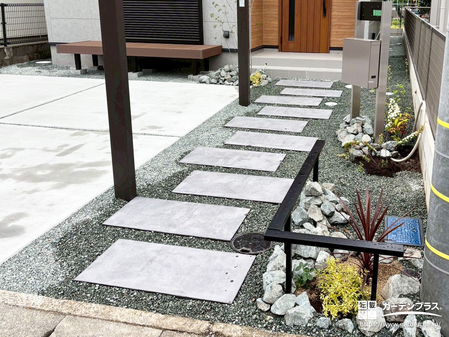 大判の平板でデザインしたアプローチ