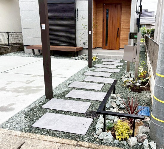 玄関のロックガーデンや平板でおしゃれに作る新築外構施工例