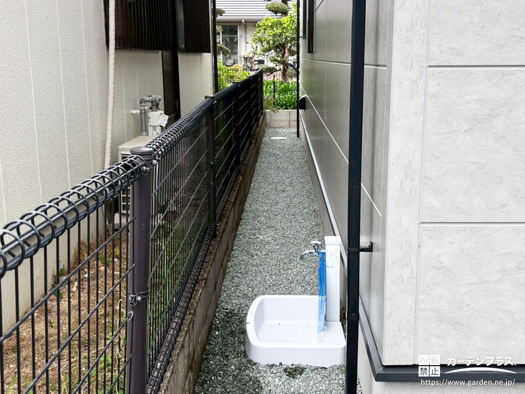 防草シートと砂利で雑草対策した犬走り