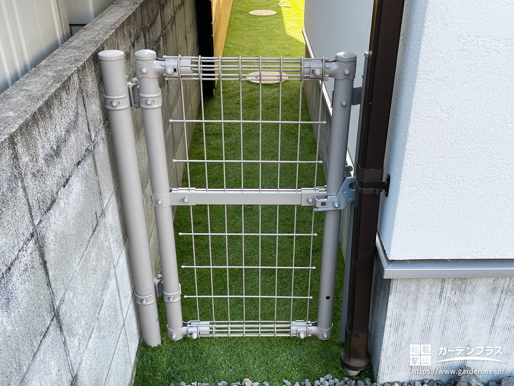 お庭の飛び出しを守るメッシュ門扉