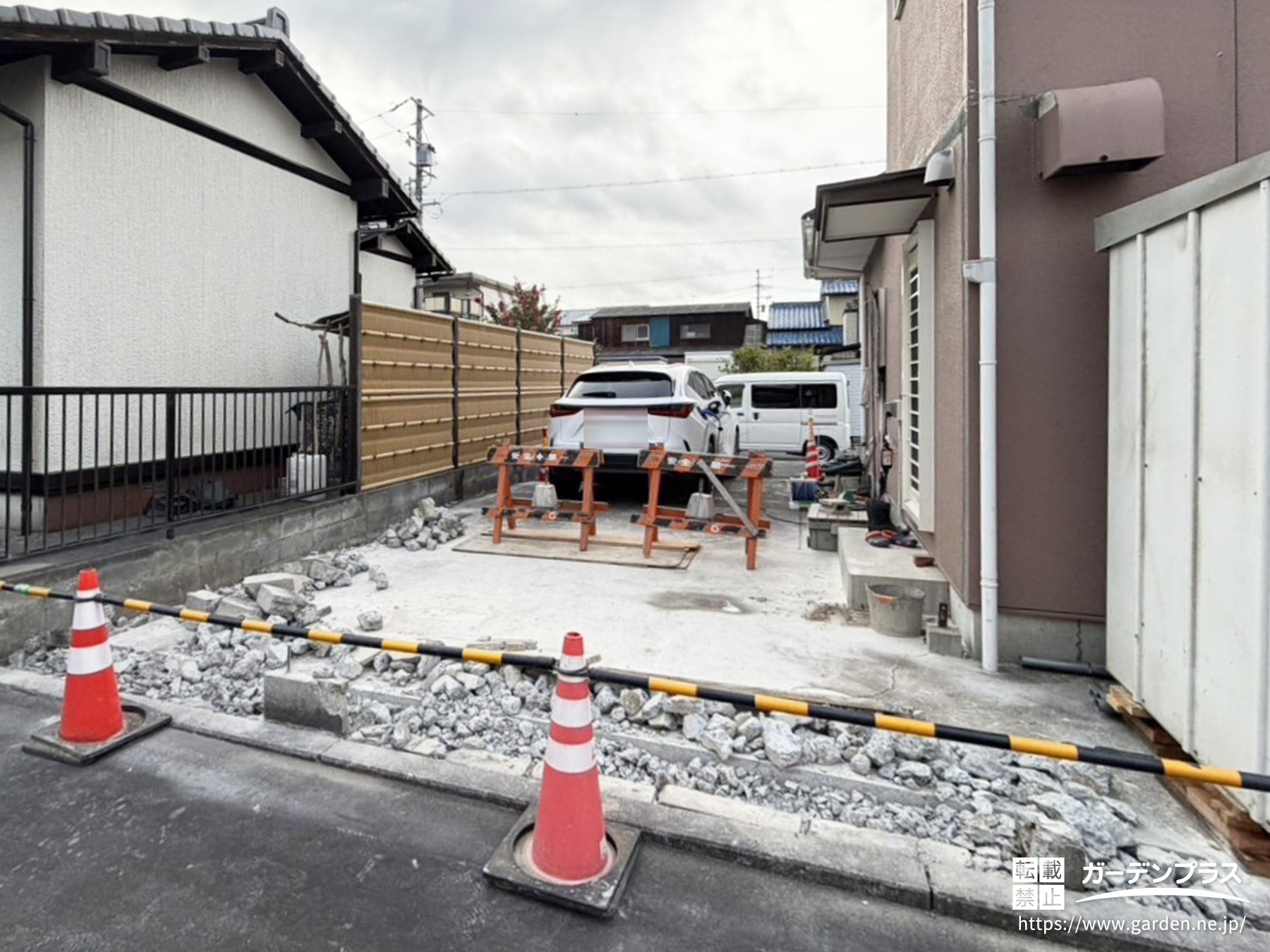 フェンスを設置するための解体作業