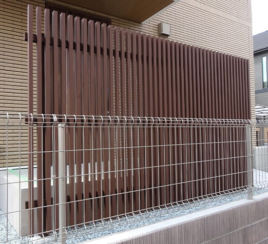 木目の質感の良さに驚いた!玄関前の目隠しにおすすめの縦格子フェンスの施工例