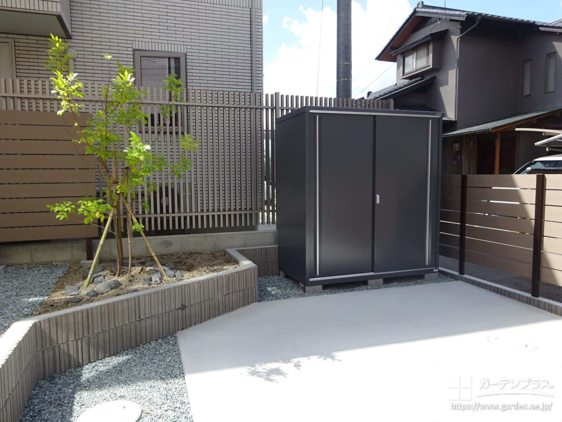 お庭の目隠しにもなる横板フェンスと物置