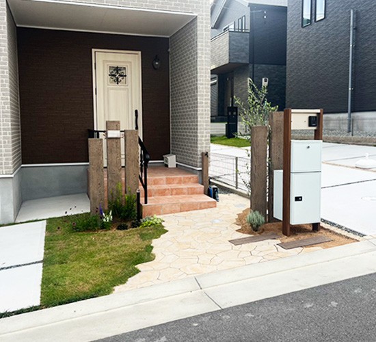 レンガ調の外壁に似合うかわいい外構｜温かみのある欧風デザインがおしゃれな施工事例