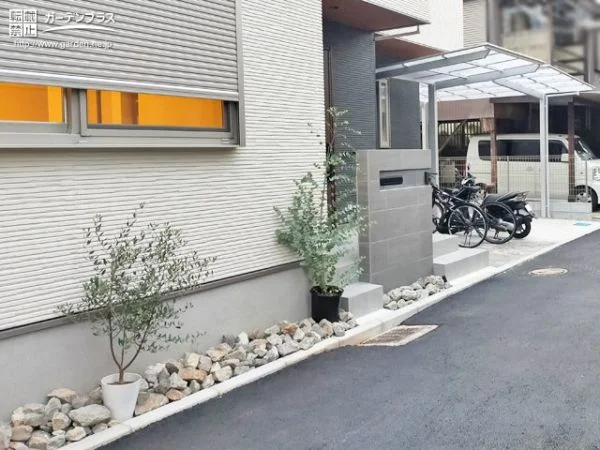 割栗石敷きでナチュラルおしゃれな新築外構