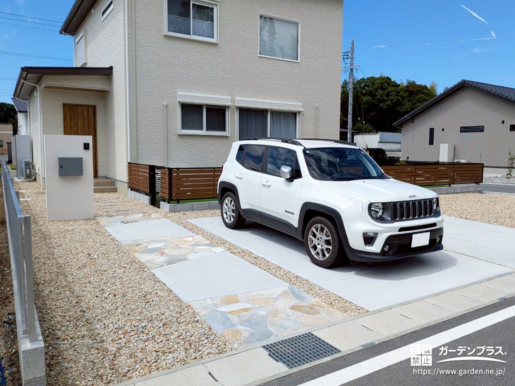 行き来や駐車スペースに絞ってコンクリートで舗装したおしゃれな外構デザイン