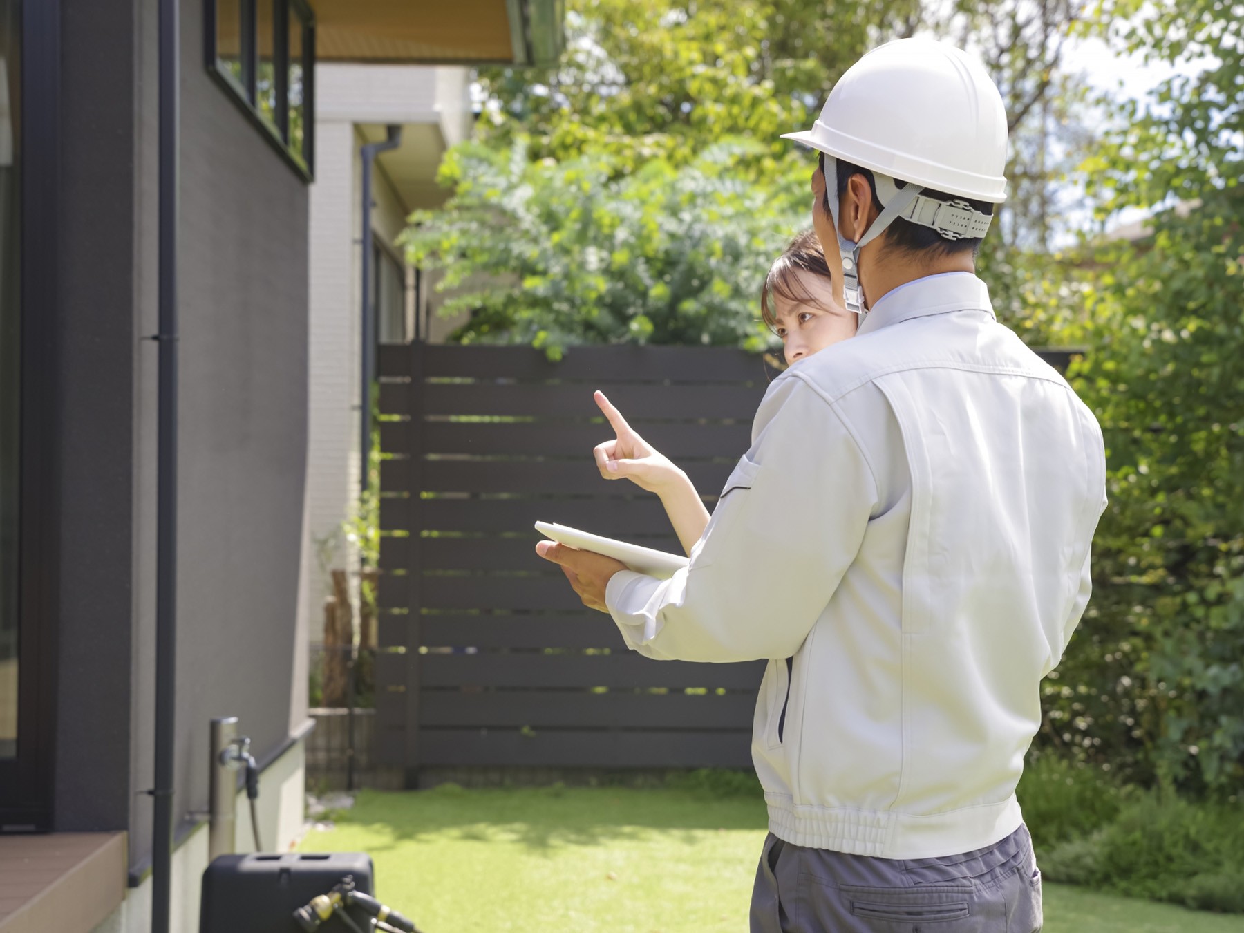 外構業者と打合せをする様子