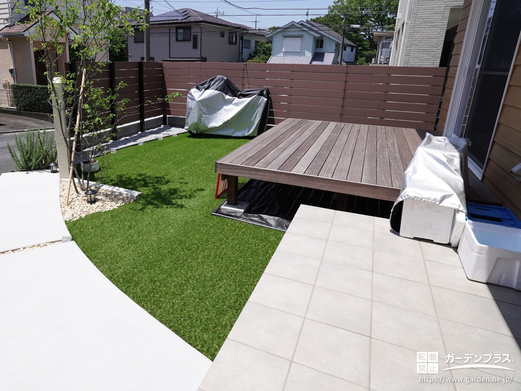 1年を通して緑を楽しめる人工芝を敷いたお庭