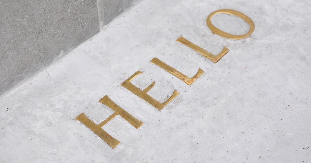 玄関前に Hello の文字が 北欧ナチュラルな新築外構 お庭自慢 お客様インタビュー