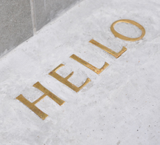 玄関前に「HELLO」の文字が！北欧ナチュラルな新築外構