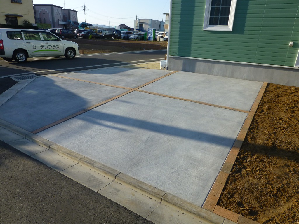 新築駐車場のコンクリート舗装が完成しました かんたん庭レシピ