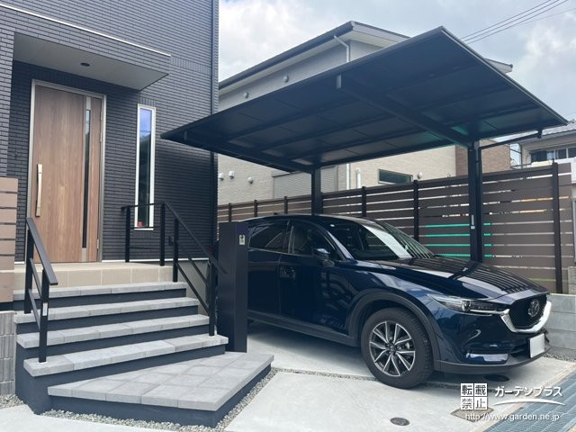 ブラックポリカーボネート屋根がおしゃれなYKKAP エフルージュ FIRST 600タイプ