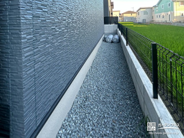 フェンスと砂利で快適に整った犬走り