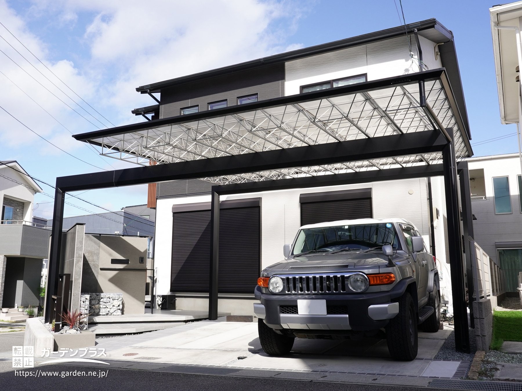 角地の外構デザインに美しく収まるM.シェードⅡ