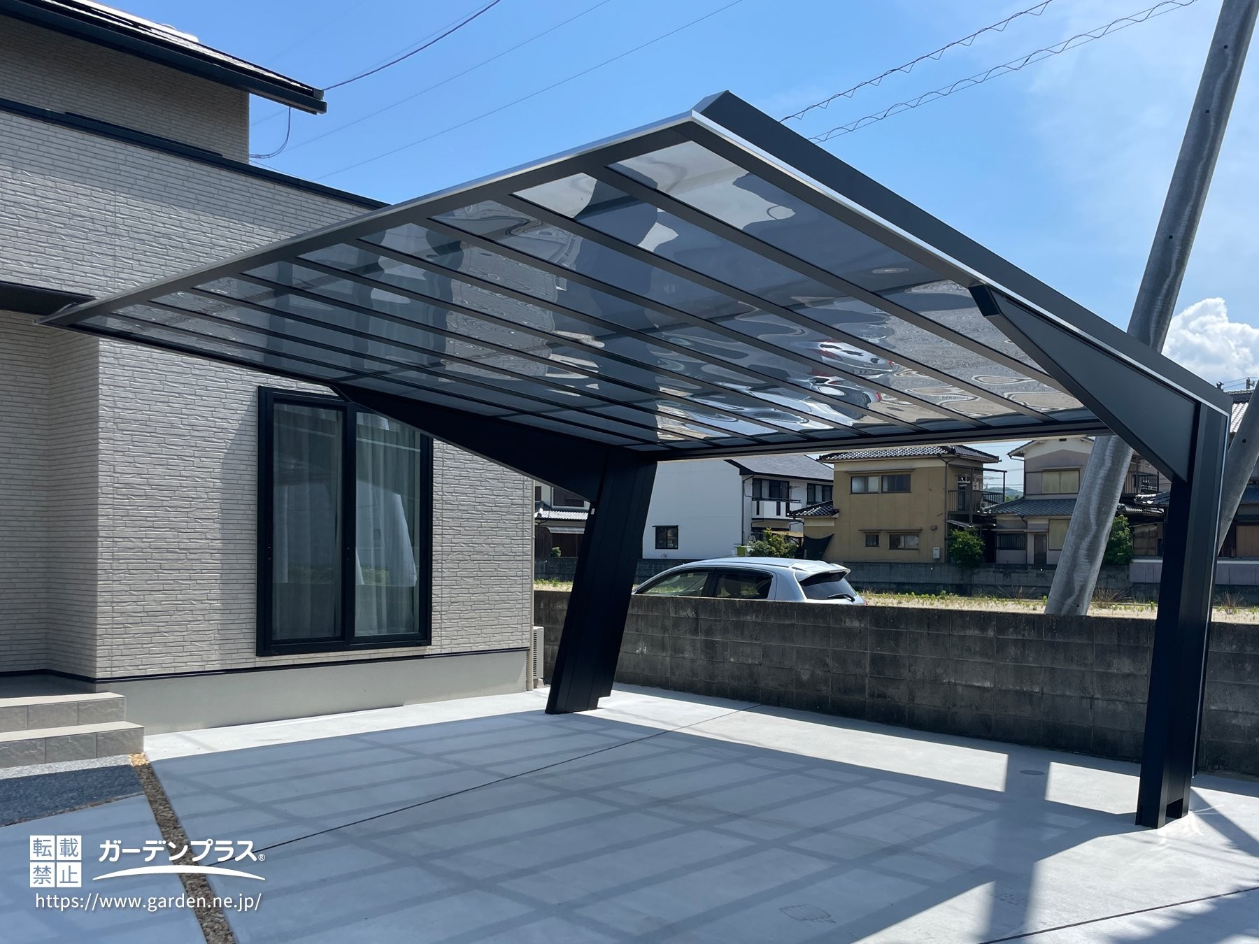 フラットで透明感のあるポリカーボネート板の屋根